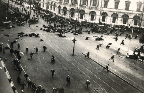 Das ist ein Bild zu den Straßendemonstrationen in Petrograd 1917.