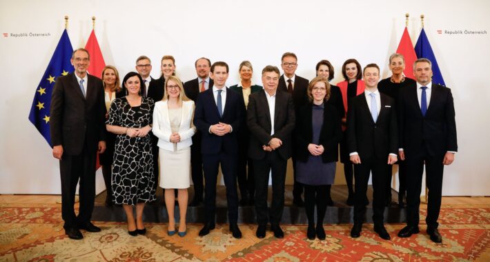 Ein Gruppenfoto der österreichischen Bundesregierung unter Bundeskanzler Sebastian Kurz 2 (ab Jänner 2020)