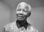 Dieses Schwarz-Weiß-Foto zeigt Nelson Mandela.
