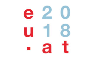 Zu sehen ist das Logo der österreichischen EU-Ratspräsidentschaft 2018. Man sieht in der ersten Reihe ein kleines e mit 20 angereiht. In der zweiten Reihe steht ein kleines u mit 18 angereiht und in der letzten Reihe sieht man einen Punkt mit einem kleinen a und t angereiht.