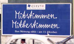 Plakat der Österreichischen Bundesregierung für die Wahl des europäischen Parlaments, 1996. Darauf steht: Mitstimmen, Mitbestimmen. Ihre Meinung zählt - am 13. Oktober,