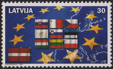 Briefmarke aus Lettland mit den Flaggen der zehn Länder, die 2004 der EU beitraten